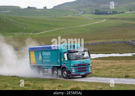 I'Anson chariot d'alimentation de bétail qui descend sur une piste de ferme dans le Yorkshire Dales, Royaume-Uni. Banque D'Images