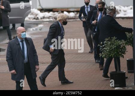 Livingston, Écosse, Royaume-Uni. 28 janvier 2021. Le Premier ministre Boris Johnson arrive à l'usine de production de vaccins de Valneva à Livingston lors de sa visite en Écosse. L'usine a commencé la production de vaccins aujourd'hui. Iain Masterton/Alay Live News Banque D'Images