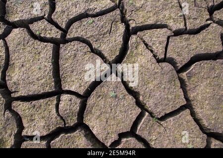 Texture de la terre de sécheresse, étés secs, sol craqué, sol sur le terrain, terre craquée floue. Concept de réchauffement de la planète et d'effet de serre. Banque D'Images