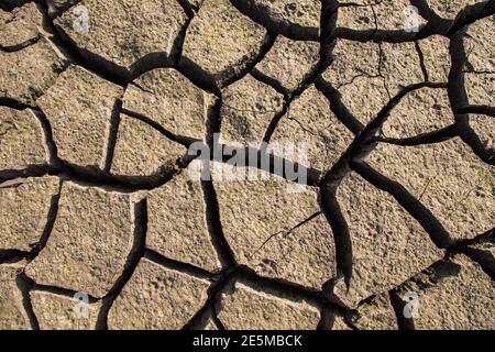 Texture de la terre de sécheresse, étés secs, sol craqué, sol sur le terrain, terre craquée floue. Concept de réchauffement de la planète et d'effet de serre. Banque D'Images