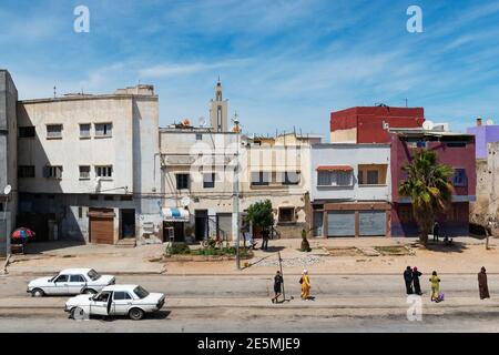 El Jadida, Maroc - 16 avril 2016 : scène de rue dans la ville d'El Jadida, avec des gens sur un trottoir et des bâtiments en arrière-plan. Banque D'Images