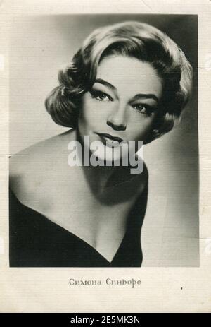 Simone Signoret (25 mars 1921 – 30 septembre 1985) est une actrice française de cinéma d'origine allemande, souvent saluée comme l'une des plus grandes stars du cinéma en France. Carte postale ancienne de l'URSS, années 1950. Banque D'Images