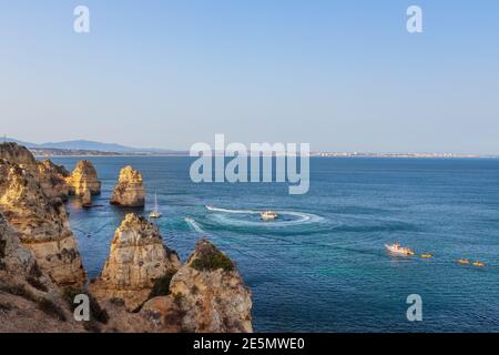 Vue panoramique sur l'océan depuis les falaises rocheuses de Ponta da Piedade à Lagos, Portugal. Banque D'Images