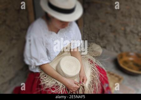 Processus manuel de tissage de chapeau Panama Banque D'Images