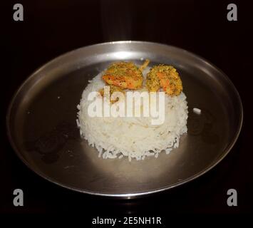 Crevettes à la moutarde sur du riz blanc servies sur une assiette en acier. C'est un plat bengali indien Banque D'Images