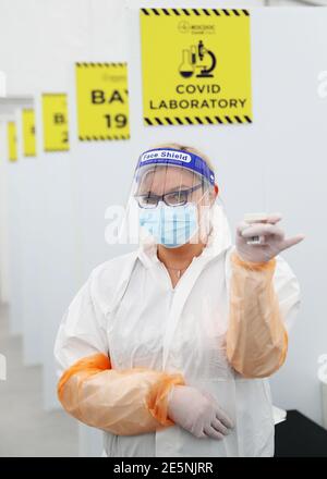 La travailleuse de santé Beata Ziolkowska présente un test d'antigène rapide Healgen Covid-19 dans l'établissement de test de RocDoc à Gorey, Co. Wexford, pour les chauffeurs de camions en France. La société de soins de santé a signé un contrat avec le ministère des Transports pour fournir rapidement des tests d'antigène Covid-19 aux conducteurs, car de nouvelles perturbations sont prévues dans les ports irlandais en raison de la nouvelle exigence de tests négatifs Covid-19 pour les conducteurs de camions entrant en France. Banque D'Images