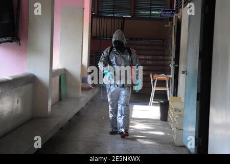 Bangkok, Thaïlande. 26 janvier 2021. Un membre du personnel désinfecte le couloir dans une école de Bangkok, en Thaïlande, le 26 janvier 2021. La Thaïlande a déclaré mercredi qu'à partir de la semaine prochaine, elle rouvrira la plupart des écoles, à l'exclusion de celles de la province de Samut Sakhon, l'épicentre de la dernière épidémie de COVID-19 du pays. Credit: Rachen Sageamsak/Xinhua/Alay Live News Banque D'Images