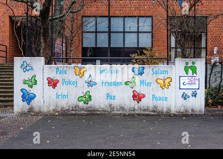 OMAS Garten, centre communautaire d'éducation et de garderie pour enfants et parents, Swinemünder Straße 26, Berlin Allemagne. Mur de paix dans de nombreuses langues Banque D'Images