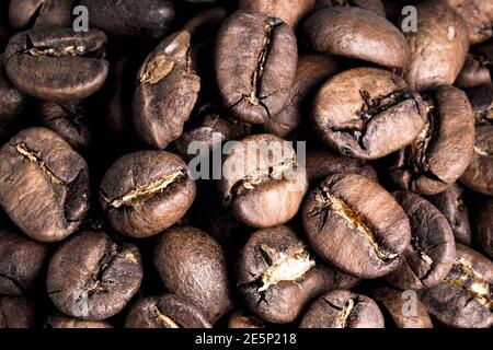 Grains de café. Graines brunes rôties. Café sur une échelle macro. Café torréfié, grains moulus. Banque D'Images