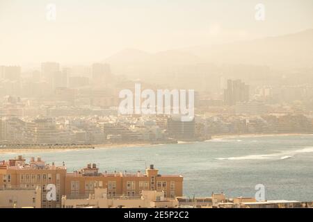 Las Palmas, Grande Canarie, Îles Canaries, Espagne. 28 janvier 2021. Le soleil glorieux de Las Palmas sur la Grande Canarie, tandis que des vents chauds et poussiéreux de la « Calima » soufflent d'Afrique. Crédit : Alan Dawson/Alay Live News. Banque D'Images