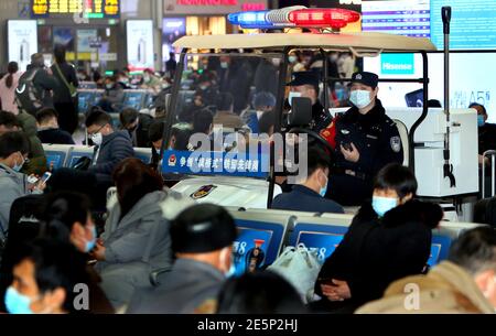 Shanghai, Chine. 28 janvier 2021. Des policiers patrouillent dans la salle d'attente de la gare de Hongqiao à Shanghai, dans l'est de la Chine, le 28 janvier 2021. La Chine a lancé jeudi sa course annuelle de voyage, connue sous le nom de chunyun, avec des centaines de millions de personnes qui commencent à rentrer chez eux pour le Festival du printemps qui tombe le 12 février de cette année. Connue comme la plus importante migration humaine annuelle au monde, la course dure 40 jours du 28 janvier au 8 mars de cette année. Crédit : fan Jun/Xinhua/Alay Live News Banque D'Images