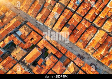 Vue aérienne des maisons avec toits orange au coucher du soleil en été Banque D'Images