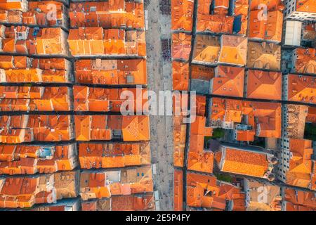 Vue aérienne des maisons avec toits orange au coucher du soleil en été Banque D'Images