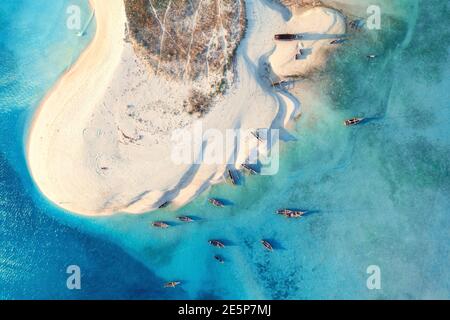 Vue aérienne de l'bateaux de pêche sur la côte de la mer avec plage de sable Banque D'Images