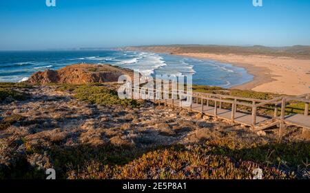 Magnifique paysage de l'Algarve (Portugal), ciel d'été avec vagues de l'océan, sable et falaise/rochers. Plage portugaise de sable sur la côte sud. Banque D'Images