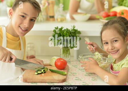 Frère et soeur mignon Ensemble de cuisson dans la cuisine Banque D'Images