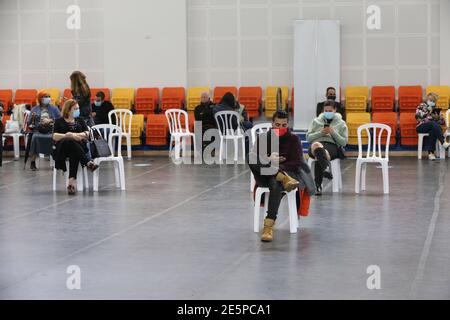 Petah Tikva, COVID-19 en Israël a dépassé 2.8 millions, soit 30.1 pour cent de sa population totale. 20 décembre 2020. Les gens attendent de recevoir le vaccin COIVD-19 dans un centre de santé de Petah Tikva, Israël, le 28 janvier 2021. Selon le Ministère israélien de la santé, le nombre de personnes vaccinées contre le COVID-19 en Israël a dépassé 2.8 millions, soit 30.1 pour cent de la population totale, depuis le début de la campagne de vaccination le 20 décembre 2020. Crédit: Muammar Awad/Xinhua/Alamy Live News Banque D'Images