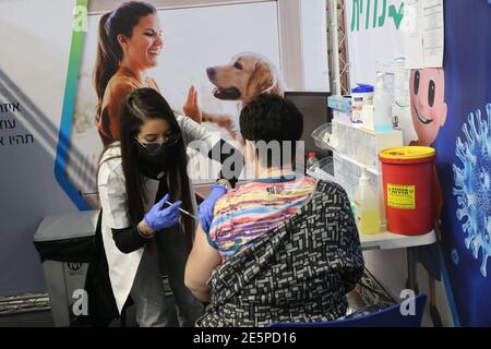 Petah Tikva, COVID-19 en Israël a dépassé 2.8 millions, soit 30.1 pour cent de sa population totale. 20 décembre 2020. Une femme reçoit une dose du vaccin COVID-19 dans un centre de santé de Petah Tikva, Israël, le 28 janvier 2021. Selon le Ministère israélien de la santé, le nombre de personnes vaccinées contre le COVID-19 en Israël a dépassé 2.8 millions, soit 30.1 pour cent de la population totale, depuis le début de la campagne de vaccination le 20 décembre 2020. Crédit: Muammar Awad/Xinhua/Alamy Live News Banque D'Images