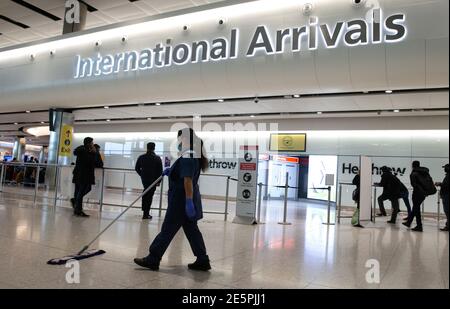 Londres, Royaume-Uni. 28 janvier 2021. Passagers arrivant au terminal 2 de Heathrow. Priti Patel, secrétaire à l'intérieur, a annoncé le 27 janvier que les personnes arrivant de certains pays devront s'isoler dans un hôtel pendant 10 jours. Les règles s'appliquent à la plupart de l'Afrique du Sud et de l'Amérique du Sud, ainsi qu'au Portugal. En outre, toute personne quittant le Royaume-Uni doit donner une raison valable pour être autorisée à voyager. Les résidents du Royaume-Uni doivent faire un test négatif 72 heures avant le voyage, ainsi qu'un auto-isolement pendant 10 jours à leur arrivée, bien qu'ils puissent le faire à la maison. Crédit : Mark Thomas/Alay Live News Banque D'Images