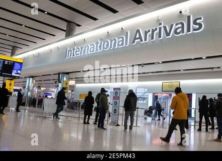 Londres, Royaume-Uni. 28 janvier 2021. Passagers arrivant au terminal 2 de Heathrow. Priti Patel, secrétaire à l'intérieur, a annoncé le 27 janvier que les personnes arrivant de certains pays devront s'isoler dans un hôtel pendant 10 jours. Les règles s'appliquent à la plupart de l'Afrique du Sud et de l'Amérique du Sud, ainsi qu'au Portugal. En outre, toute personne quittant le Royaume-Uni doit donner une raison valable pour être autorisée à voyager. Les résidents du Royaume-Uni doivent faire un test négatif 72 heures avant le voyage, ainsi qu'un auto-isolement pendant 10 jours à leur arrivée, bien qu'ils puissent le faire à la maison. Crédit : Mark Thomas/Alay Live News Banque D'Images