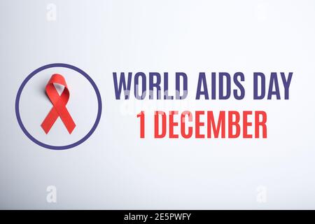 Journée mondiale du sida. 1 décembre. Ruban papier de sensibilisation fait main rouge sur fond blanc. Banque D'Images