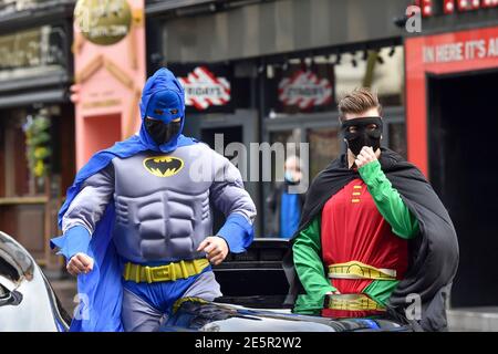 Londres, Royaume-Uni. 28 janvier 2021. Le présentateur de Capital Breakfast Roman Kemp et le co-présentateur Sunny Jay en costumes devant les studios de Capital pour le 28e anniversaire de Romans.Roman Kemp a été offert un Batmobile comme enfant de son parrain George Michael et il l'a encore. Les co-hôtes Sonny et Sian en font une réalité pour lui. Crédit : SOPA Images Limited/Alamy Live News Banque D'Images