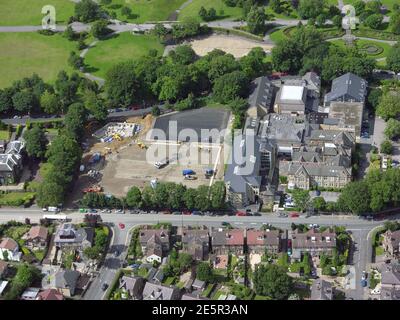 Vue aérienne de Greenhead College à Huddersfield, dans le West Yorkshire (avec un terrain de sport en construction par tous les temps) Banque D'Images