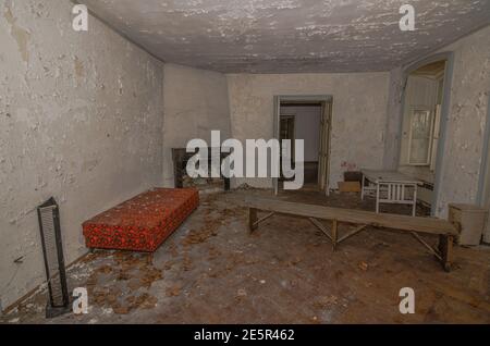 chambre abandonnée avec un canapé rouge Banque D'Images
