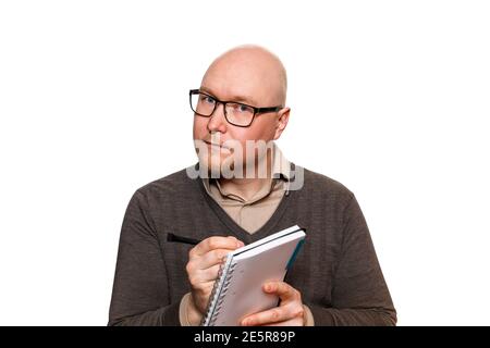 Un homme d'affaires attentif fait une note dans un ordinateur portable Banque D'Images