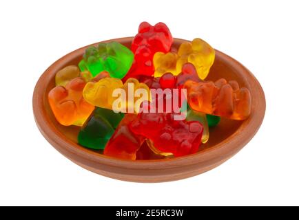 Vue latérale bol de bonbons à sucre gummi colorés à l'ours, isolé sur fond blanc. Banque D'Images