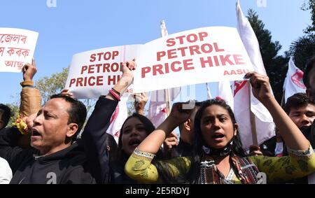 Guwahati, Assam, Inde. 28 janvier 2021. Des activistes de tous les Assam Students Union (AASU) manifestation contre la hausse des prix du carburant et de différents articles essentiels à Guwahati Assam Inde le jeudi 28 janvier 2021 crédit: Dasarath Deka/ZUMA Wire/Alay Live News Banque D'Images