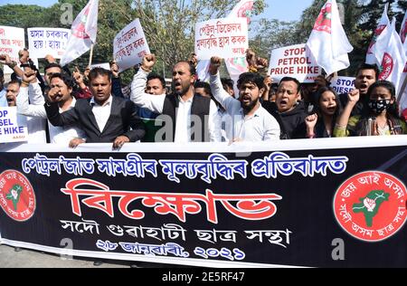 Guwahati, Assam, Inde. 28 janvier 2021. Des activistes de tous les Assam Students Union (AASU) manifestation contre la hausse des prix du carburant et de différents articles essentiels à Guwahati Assam Inde le jeudi 28 janvier 2021 crédit: Dasarath Deka/ZUMA Wire/Alay Live News Banque D'Images