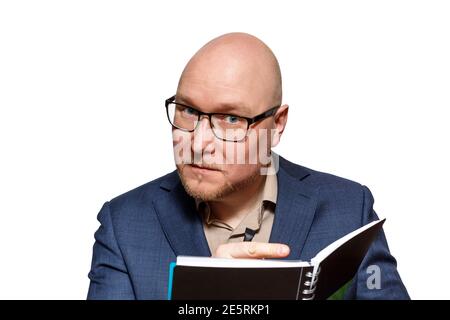 Un homme d'affaires attentif fait une note dans un ordinateur portable noir Banque D'Images