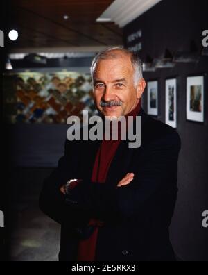 Meine Bildergeschichte, Armin Mueller-Stahl, deutscher Sauspieler, interprétiert das Gemälde 'ie Macht der Musik' von Oskar Kokoschka, Deutschland 1991. Banque D'Images