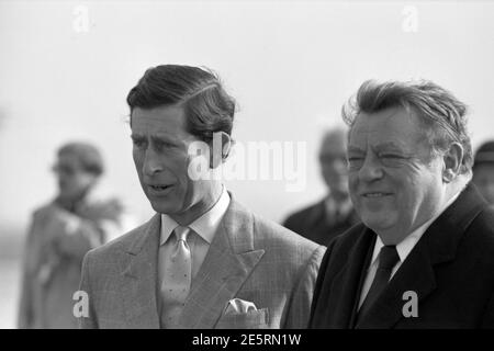 Der bayrische Ministerpräsident Franz Josef Strauß empfängt die royalen Besucher Prinzessin Diana und Prinz Charles Am Münchner Flughafen Riem, 1987. Le Premier ministre de Bavière, Franz Josef Strauß, a accueilli les visiteurs royaux la princesse Diana et le prince Charles à leur arrivée à l'aéroport Riem de Munich, 1987. Banque D'Images