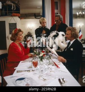 Senta Berger als Mona und Franz Xaver Kroetz als Baby Schimmerlos sitzen im Restaurant, im hintergrund, Corinna Drews als Lisa und Dieter Hildebrandt als Herbie in Kir Royal, Folge 1: Wer reinkommt, ist drin, Regie: Helmut Dietl, 1986. Senta Berger comme Mona assis à la table avec Franz Xaver Kroetz comme Baby Schimmerlos, en arrière-plan Corinna Drews comme Lisa et Dieter Hildebrandt comme Herbie dans Kir Royal, épisode 1: Wer reinkommt, ist drin, directeur: Helmut Dietl, 1986. Banque D'Images