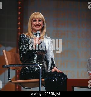 RAFFAELLA CARRA, italienische Sängerin und Sauspielerin, Stargast in der ARD Spielshow: Auf los geht's los, 1984. RAFFAELLA CARRA, chanteuse et actrice italienne, Star guest in the ARD Show: Auf los geht's los, 1984. Banque D'Images