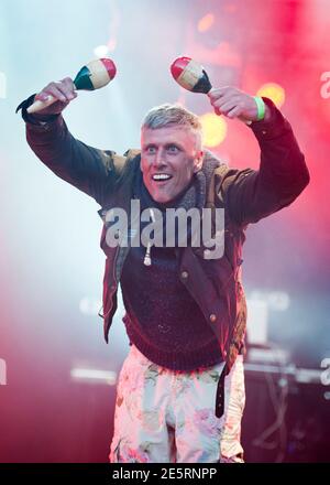 Mark Berry aka Bez des Happy Mondays se produit sur scène au Camp Besal 2012, Château de Lulworth - Dorset Banque D'Images