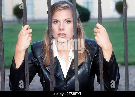 ISABELLA SCHMID, Schweizer Schauspielerin, als Ilona Fuchs in der RTL TV-Serie: Hinter Gittern - Der Frauenknast, 1998, Folge: Tödlicher Irrtum, ISABELLA SCHMID, actrice suisse, Ilona Fuchs in RTL TV series: Hinter Gittern - Der Frauenknast, 1998, épisode: Irrlichum Banque D'Images