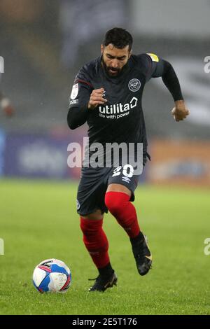 Swansea, Royaume-Uni. 27 janvier 2021. Saman Ghoddos de Brentford en action. EFL Skybet Championship Match, Swansea City v Brentford au Liberty Stadium de Swansea le mercredi 27 janvier 2021. Cette image ne peut être utilisée qu'à des fins éditoriales. Utilisation éditoriale uniquement, licence requise pour une utilisation commerciale. Aucune utilisation dans les Paris, les jeux ou les publications d'un seul club/ligue/joueur. photo par Andrew Orchard/Andrew Orchard sports Photography/Alamy Live News crédit: Andrew Orchard sports Photography/Alamy Live News Banque D'Images