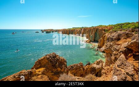 Magnifique paysage de l'Algarve (Portugal), ciel d'été avec vagues de l'océan, sable et falaise/rochers. Plage portugaise de sable sur la côte sud. Banque D'Images