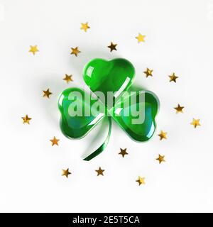 Le symbole Shamrock est composé de coeurs en verre vert couchés sur du blanc arrière-plan Banque D'Images