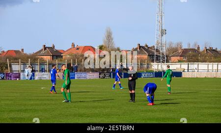 Match de football amateur local entre Billingham Town et la mine de charbon Easington dans le nord-est de l'Angleterre, au Royaume-Uni. L'arbitre affiche le carton jaune lorsqu'il réserve le joueur. Banque D'Images