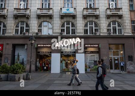 BELGRADE, SERBIE - 12 MAI 2020 : personnes passant par l'entrée d'un supermarché Aroma Market avec son logo. Aroma une marque de supermarchés fr Banque D'Images