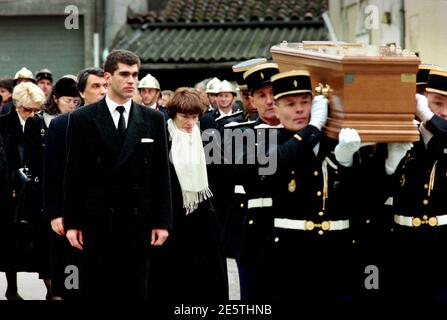 François Mitterrand funéraire dans sa ville natale de Jarnac en Charente dans le sud-ouest de la France 11 janvier 1996 le Danielle Mitterrand, portant un foulard blanc sans chapeau, l'épouse de François Mitterrand suit son cercueil aux anciens présidents funéraires. La deuxième à partir de la gauche à l'arrière est l'ancienne présidente maîtresse Anne Pingeot portant un chapeau noir. Banque D'Images