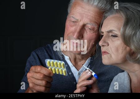 Portrait de personnes âgées malades la femme et l'homme à la maison Banque D'Images