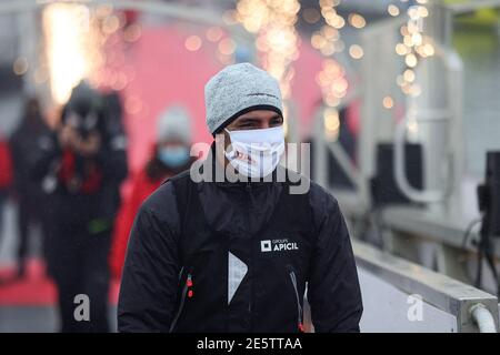 Les Sables d'Olonne, France. 28 janvier 2021. Le skipper Damien Seguin après avoir traversé la ligne d'arrivée de la course de voile solo ronde du Vendee Globe, aux Sables d'Olonne, dans l'ouest de la France, le 28 janvier 2021. Photo par Arnaud Masson/ABACAPRESS.COM crédit: Abaca Press/Alay Live News Banque D'Images