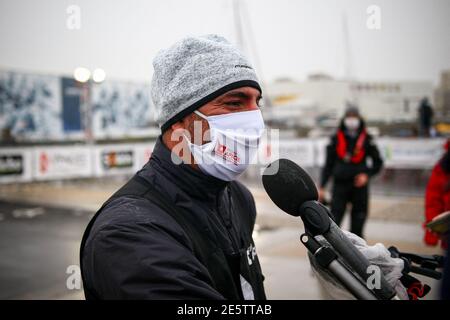 Les Sables d'Olonne, France. 28 janvier 2021. Le skipper Damien Seguin après avoir traversé la ligne d'arrivée de la course de voile solo ronde du Vendee Globe, aux Sables d'Olonne, dans l'ouest de la France, le 28 janvier 2021. Photo par Arnaud Masson/ABACAPRESS.COM crédit: Abaca Press/Alay Live News Banque D'Images