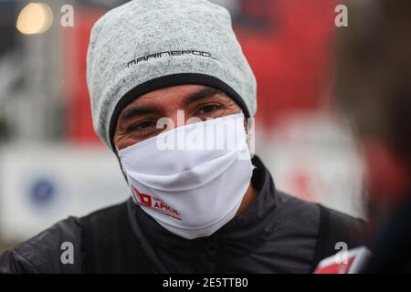 Les Sables d'Olonne, France. 28 janvier 2021. Le skipper Damien Seguin après avoir traversé la ligne d'arrivée de la course de voile solo ronde du Vendee Globe, aux Sables d'Olonne, dans l'ouest de la France, le 28 janvier 2021. Photo par Arnaud Masson/ABACAPRESS.COM crédit: Abaca Press/Alay Live News Banque D'Images