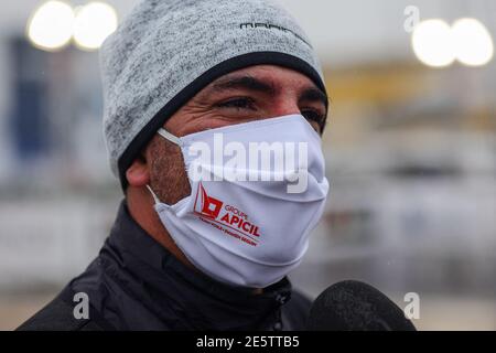 Les Sables d'Olonne, France. 28 janvier 2021. Le skipper Damien Seguin après avoir traversé la ligne d'arrivée de la course de voile solo ronde du Vendee Globe, aux Sables d'Olonne, dans l'ouest de la France, le 28 janvier 2021. Photo par Arnaud Masson/ABACAPRESS.COM crédit: Abaca Press/Alay Live News Banque D'Images